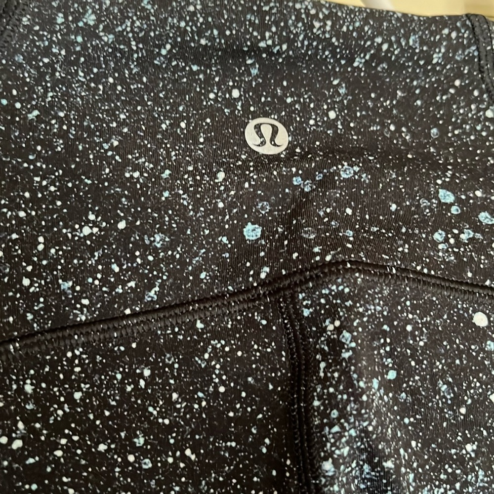 Lululemon TRAIN TIMES 7/8 PANT black/blue print excellent condition!! size 6